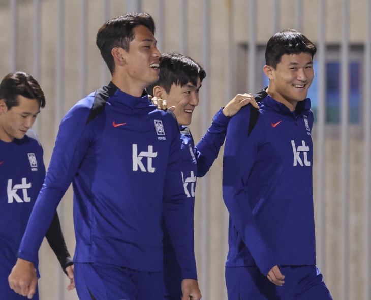 한국 축구대표팀의 (앞부터) 오세훈, 황인범, 김민재가 11일 오후(현지시간) 쿠웨이트 압둘라 알 칼리파 스타디움에서 열린 팀 훈련에서 경기장을 가볍게 걸으며 컨디션을 점검하고 있다. 쿠웨이트 연합뉴스