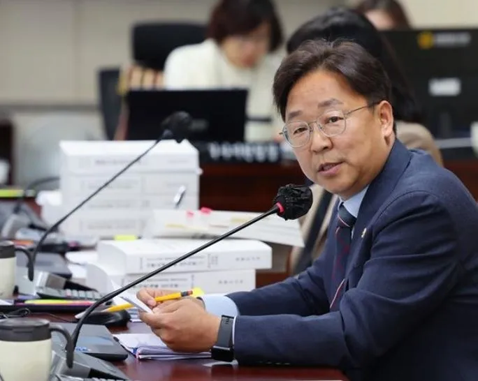 질의하는 이용균 의원