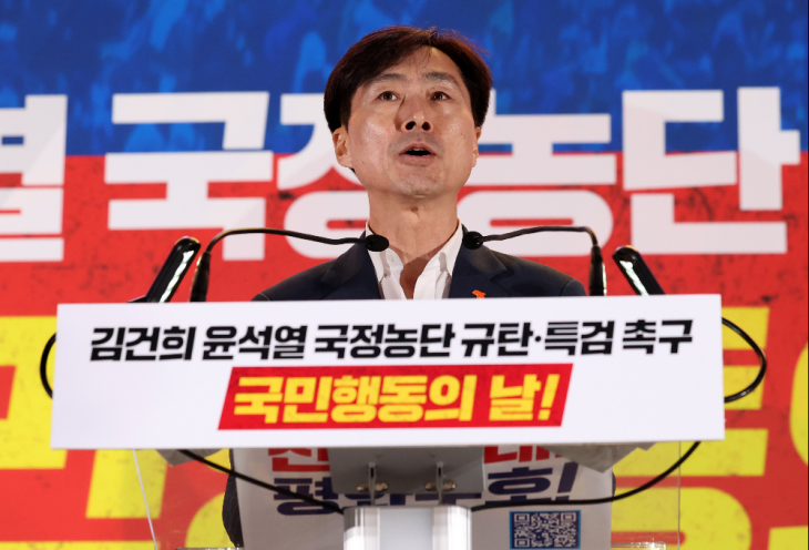 한창민 사회민주당 대표가 9일 서울 세종대로에서 더불어민주당이 주최한 제2차 김건희 윤석열 국정농단 규탄·특검 촉구 국민행동의 날!에서 발언을 하고 있다. 2024.11.09. 20 뉴시스