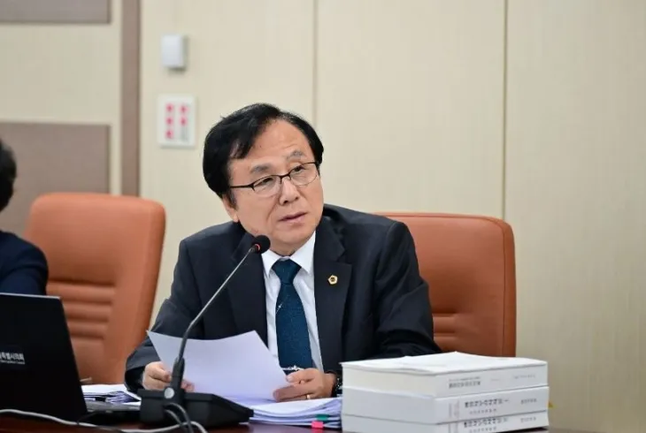 제327회 정례회 행정사무감사에서 질의하는 강석주 의원