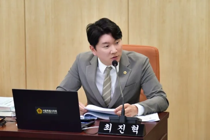 행정감사에서 질의하는 최진혁 의원