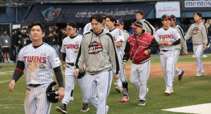 LG 트윈스 선수들이 지난달 19일 서울 잠실야구장에서 열린 2024 KBO 포스트시즌 플레이오프 4차전 삼성 라이온즈와의 홈 경기에서 0-1로 패한 뒤 경기장을 빠져나가고 있다. 연합뉴스