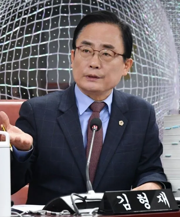 행정사무감사에서 질의하는 김형재 의원