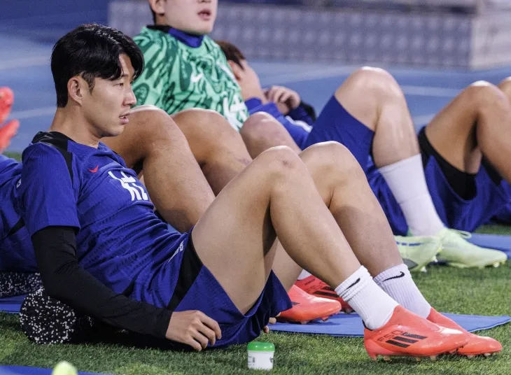 한국 남자축구 국가대표팀 주장 손흥민이 12일(한국시간) 쿠웨이트 압둘라 알 칼리파 스타디움에서 2026 북중미월드컵 아시아 지역 3차 예선 5차전 쿠웨이트 원정을 앞둔 팀 훈련에서 몸을 풀고 있다. 쿠웨이트 연합뉴스