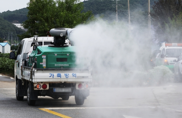 방역 당국이 지난 9월 럼피스킨이 발생한 경기도 여주시 한우농가 주변 방역을 실시하고 있다. 연합뉴스