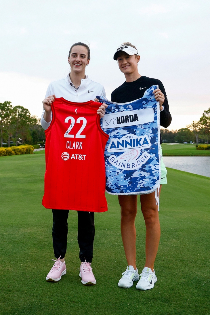 14일(한국시간) LPGA 투어 프로암대회에 나선 WNBA 슈퍼스타 케이틀린 클라크(인디애나 피버)와 골프 세계랭킹 1위 넬리 코르다가 경기 직전 자신들의 유니폼을 들고 기념 촬영을 하는 모습. 벨에어 AP 연합뉴스