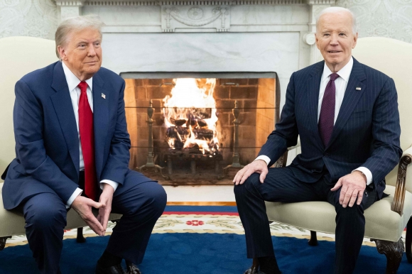 US-POLITICS-TRUMP-BIDEN 도널드 트럼프 미국 대통령 당선인과 조 바이든 대통령이 13일(현지시간) 미 워싱턴DC 백악관에서 만나 약 2시간 동안 회동했다. AFP 연합뉴스