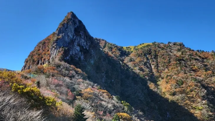 한라산 관음사 코스에서 만나는 삼각봉의 단풍. 제주 강동삼 기자