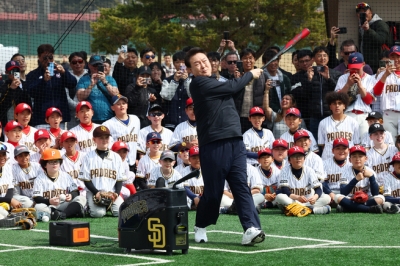 尹 골프 논란에 대통령실 “군통수권자, 군시설 운동 문제 없다”