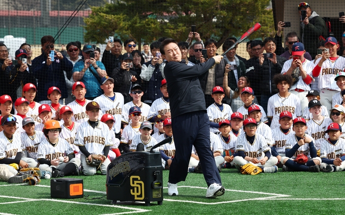 윤석열 대통령이 서울 용산어린이정원 야구장에서 열린 샌디에이고 파드리스의 어린이 야구교실에서 유소년 야구선수들이 지켜보는 가운데 직접 타격해 보고 있는 모습. 대통령실통신사진기자단