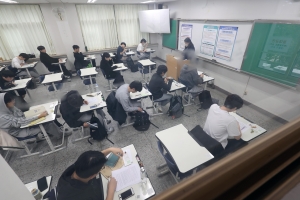 전북 정읍 고사장서 10분 빨리 울린 종료 안내 방송…학교 측 “보상으로 1분 더 줬다”