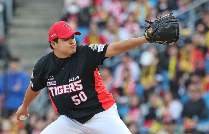 KIA 타이거즈 소속 장현식이 26일 대구 삼성라이온즈파크에서 열린 2024 KBO 포스트시즌 한국시리즈 4차전 삼성 라이온즈와의 원정 경기에서 공을 던지고 있다. 대구 뉴스1