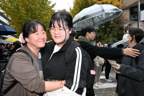 2025학년도 대학수학능력평가시험(수능)일인 14일 오후 여의도여자고등학교에서 학부모가 수능을 마친 수험생을 격려하고 있다. 2024.11.14 도준석 전문기자