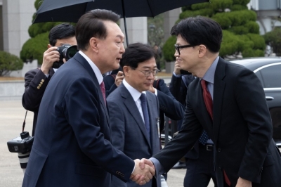 한동훈 환송받으며 순방길 오른 尹…“러북에 실효적 조치”