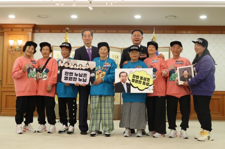 한덕수(왼쪽 네 번째) 국무총리가 지난 1일 정부서울청사로 초청한 세계 최고령 ‘할매 래퍼’ 그룹 ‘수니와칠공주’ 어르신들과 함께 기념사진을 찍고 있다. 지난달 세상을 떠난 서무석 할머니는 영정 사진(오른쪽 두 번째)으로 자리를 함께했다. 한덕수 총리 페이스북