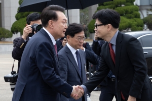 한동훈 환송받으며 순방길 오른 尹… “북러에 실효적 조치 할 것”