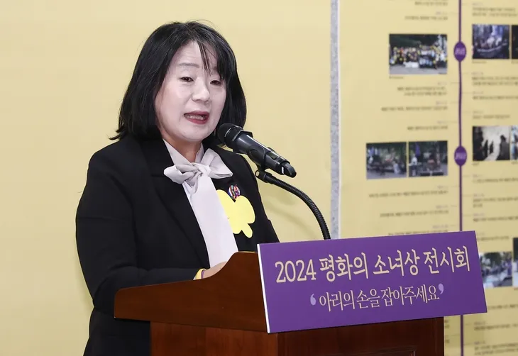 윤미향 전 의원이 12일 오전 서울 여의도 국회 의원회관에서 열린 2024 평화의 소녀상 전시회 ‘내 옆에 앉아봐, 아리의 손을 잡아주세요’ 개막식에서 인사말을 하고 있다. 2024.11.12 뉴스1