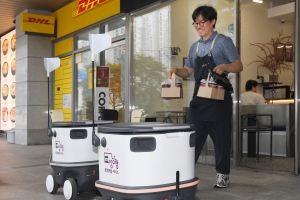 조리·배달·순찰까지 ‘척척’… 로봇 도입 늘리는 지자체