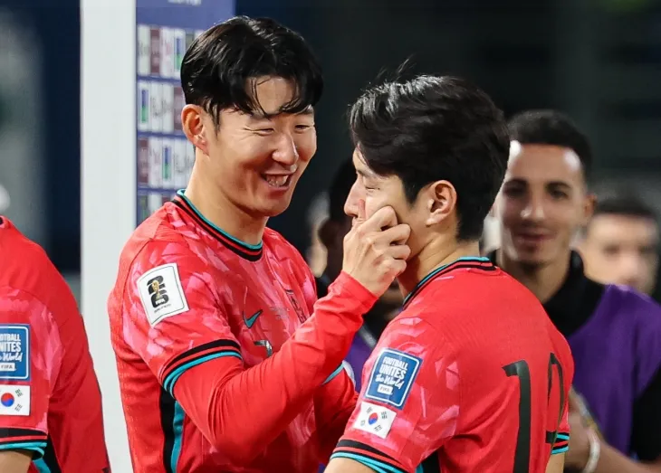 한국 남자축구 국가대표팀 주장 손흥민이 15일(한국시간) 쿠웨이트 자베르 알 아흐메드 국제경기장에서 열린 2026 북중미월드컵 아시아 지역 3차 예선 B조 5차전 쿠웨이트와의 원정 경기에서 3-1로 승리한 뒤 이강인과 기뻐하고 있다. 쿠웨이트 연합뉴스