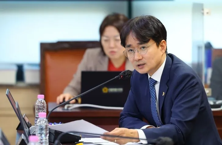 행정사무감사에서 질의중인 서준오 의원