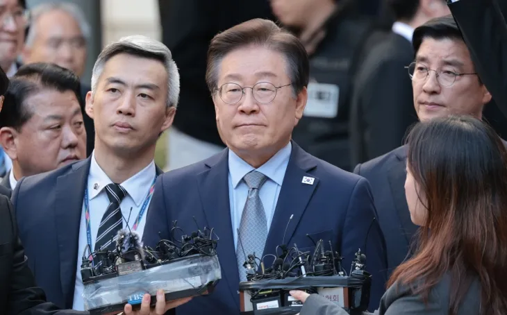 더불어민주당 이재명 대표가 15일 오후 서울 서초구 서울중앙지법에서 열린 공직선거법 위반 혐의 관련 1심 선고 공판을 마친 뒤 취재진 질문에 답하고 있다. 이날 서울중앙지법 형사합의34부(한성진 부장판사)는 공직선거법 위반 혐의로 불구속기소된 이 대표에게 징역 1년에 집행유예 2년을 선고했다. 2024.11.15 연합뉴스