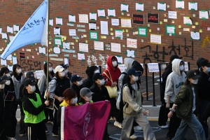 동덕여대 공학 전환 반대 시위…학교 담장 넘어 젠더 갈등으로 격화