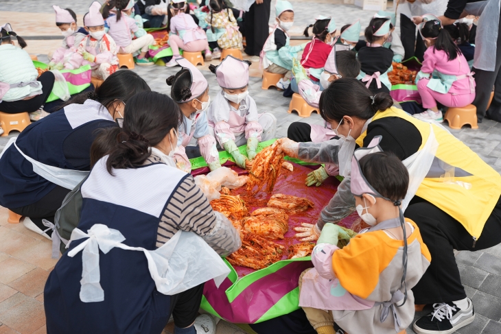 15일 서울 송파구 가락몰 하늘공원에서 ‘2024 가락시장 행복 더하기 사랑 나눔 김장 축제’가 열린 가운데 축제에 참가한 어린이들이 김장을 체험하고 있다. 자료 : 서울시농수산식품공사