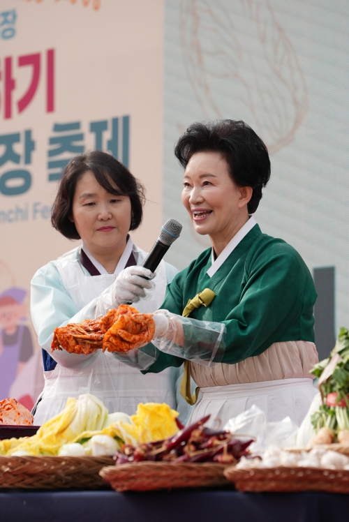 15일 서울 송파구 가락몰 하늘공원에서 ‘2024 가락시장 행복 더하기 사랑 나눔 김장 축제’가 열린 가운데 이하연(오른쪽) 김치 명인이 ‘김치의 유래와 맛있게 김치 담그는 법’을 설명하고 있다. 자료 : 서울시농수산식품공사