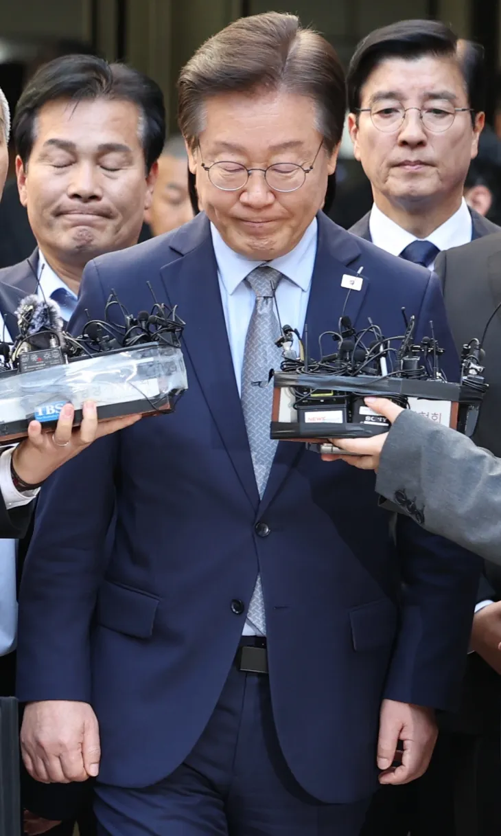 이재명 더불어민주당 대표가 15일 오후 서울 서초구 서울중앙지법에서 열린 공직선거법 위반 혐의 관련 1심 선고 공판을 마친 뒤 법원 청사를 나서고 있다. 이날 서울중앙지법 형사합의34부(한성진 부장판사)는 공직선거법 위반 혐의로 불구속기소된 이 대표에게 징역 1년에 집행유예 2년을 선고했다. 연합뉴스