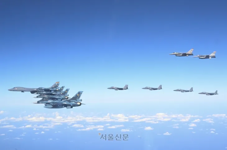 미 전략폭격기 B-1B와 우리 공군 F-15K 전투기 4대, 미 공군 F-16 전투기 2대, 일본 항공자위대 F-2 전투기 4대가 11월 3일 한미일 공중훈련을 실시하고 있다. 이번 훈련은 지난 10월 31일 북한의 장거리탄도미사일 발사에 대응하는 차원에서 실시했다. 2024.11.3 (미 공군 제공 사진)