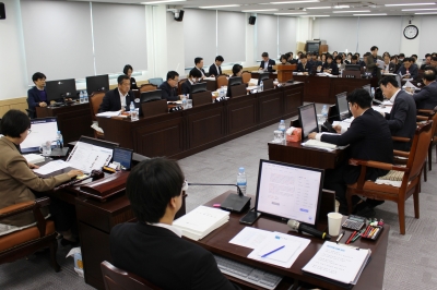 경북도의회 기획경제위원회, 메타AI과학국·경제통상국·교통문화연수원 행정사무감사 실시