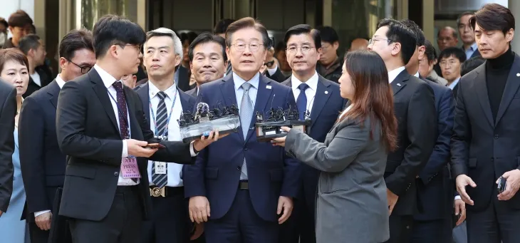 더불어민주당 이재명 대표가 15일 오후 서울 서초구 서울중앙지법에서 열린 공직선거법 위반 혐의 관련 1심 선고 공판을 마친 뒤 법원 청사를 나서고 있다. 이날 서울중앙지법 형사합의34부(한성진 부장판사)는 공직선거법 위반 혐의로 불구속기소된 이 대표에게 징역 1년에 집행유예 2년을 선고했다. 2024.11.15. 연합뉴스