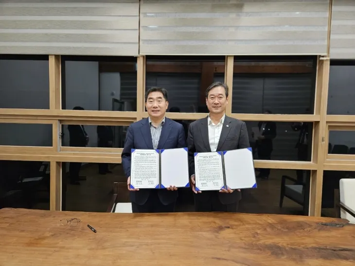 송하철 목포대 총장과 이병운 순천대 총장이 지난 15일 통합 추진 원칙, 로드맵 등에 합의하고 기념촬영을 하고 있다. 이병운 순천대 총장(왼쪽), 송하철 목포대 총장. 목포대 제공