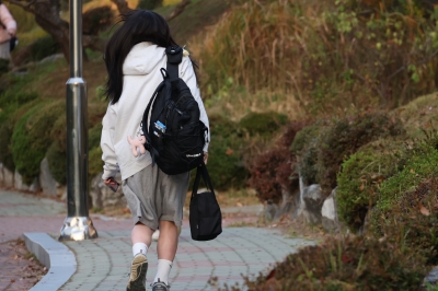 “중학생 때 쓰던 가방, ‘이것’ 들어있을 줄이야”…수능 부정행위 처리된 수험생