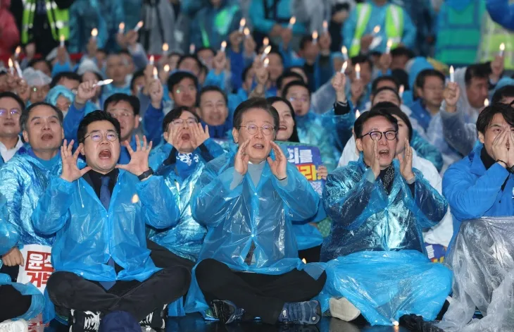 이재명(앞줄 가운데) 더불어민주당 대표와 박찬대(왼쪽) 원내대표, 김민석 최고위원 등이 16일 오후 서울 광화문 북측 광장 인근에서 더불어민주당 주최로 열린 ‘김건희 윤석열 국정농단 규탄·특검 촉구 제3차 국민 행동의 날’ 장외 집회에서 함성을 외치고 있다. 2024.11.16 연합뉴스