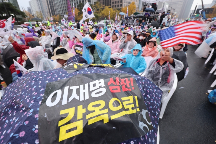 전국안보시민단체연합 등 보수단체 회원들이 16일 오후 서울 종로구 세종대로에서 집회를 열고 태극기와 성조기를 흔들고 있다. 2024.11.16 연합뉴스