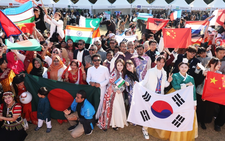 경기도 수원시 아주대학교에서 열린 ‘아주 인터내셔널 데이’ 행사에서 전통의상을 입은 외국인 유학생들이 국기를 흔들며 즐거워하고 있다. 기사와 직접적인 관련 없음. 2024.11.7 연합뉴스