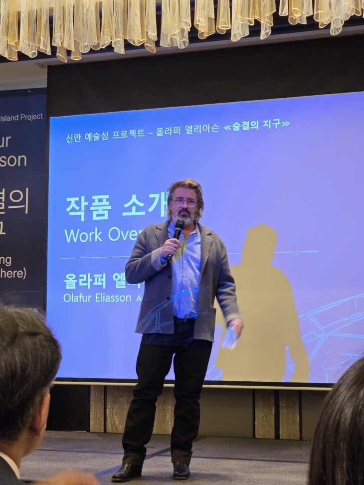 지난 15일 서울 종로구 포시즌스 호텔에서 자신의 작품을 설명하는 올라푸르 엘리아손. 윤수경 기자