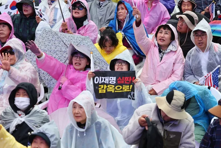 자유통일당, 전국안보시민단체연합 등 보수단체 회원들이 지난 16일 더불어민주당 주도로 열린 장외 집회 현장에서 약 600m 떨어진 서울 종로구 동화면세점 앞에서 ‘이재명 심판! 감옥으로!’ 등이 적힌 손팻말을 들고 맞불 집회를 열고 있다. 연합뉴스