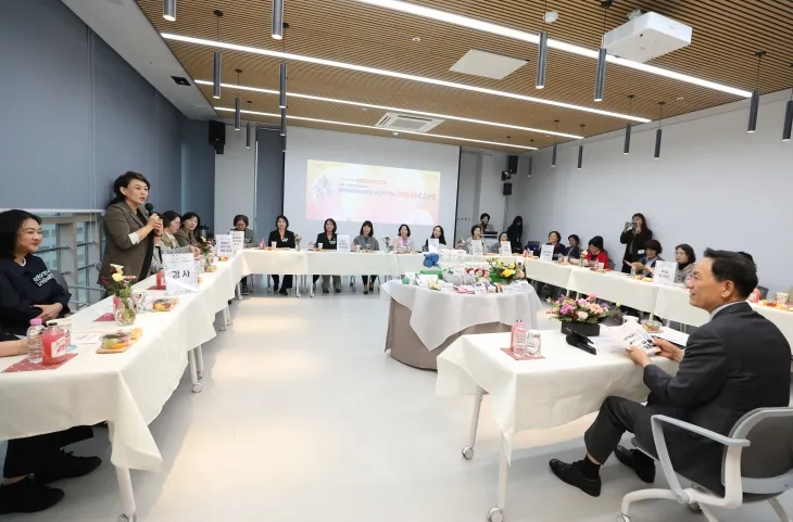 조성명(오른쪽) 서울 강남구청장이 지난 14일 강남구여성능력개발센터에서 경력이음 여성들과 간담회를 갖고 있다. 강남구 제공