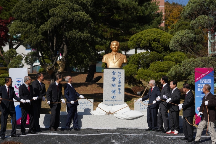 지난 11일 경기 남양주 경복대 교정에서 김장환 목사 흉상 제막식이 정치·종교·사회·교육계 인사 400여명이 참석한 가운데 열리고 있다. 극동방송 제공