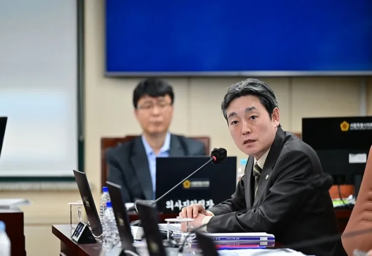 행정사무감사에서 질의하는 김성준 의원