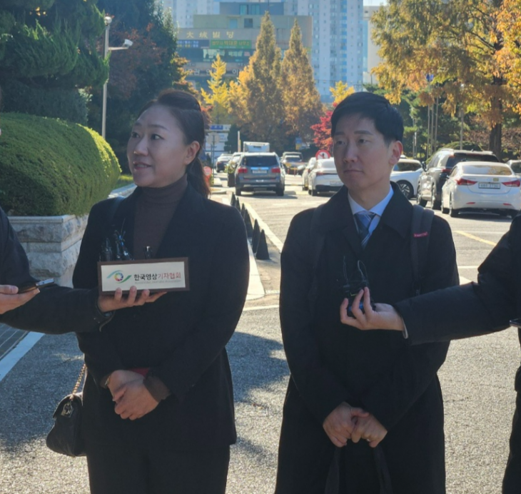 윤석열 대통령 배우자 김건희 여사 공천개입 의혹 등을 제기한 강혜경(왼쪽)씨가 18일 소환조사를 받고자 경남 창원시 성산구 창원지방검찰청에 출석해 취재진 질문에 답하고 있다. 오른쪽은 강씨 법률 대리인인 김규현 변호사. 2024.11.18. 이창언 기자