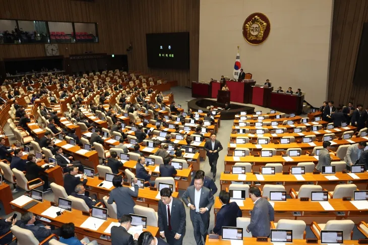 국민의힘 의원들이 14일 서울 여의도 국회에서 열린 제418회 국회(정기회) 제12차 본회의에서 윤석열 대통령 배우자 김건희의 주가조작 사건 등의 진상규명을 위한 특별검사 임명 등에 관한 법률안이 상정되자 본회의장을 퇴장하고 있다. 뉴시스