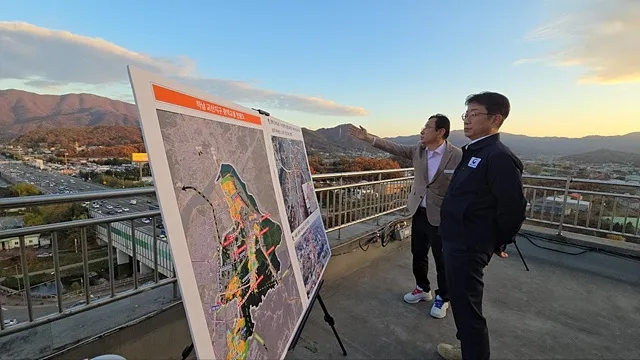 이현재 하남시장이  15일 박상우 국토교통부 장관에게  교산신도시 드림휴게소 인근 방음터널 설치가 필요한 지역을 설명하고 있다. 하남시 제공