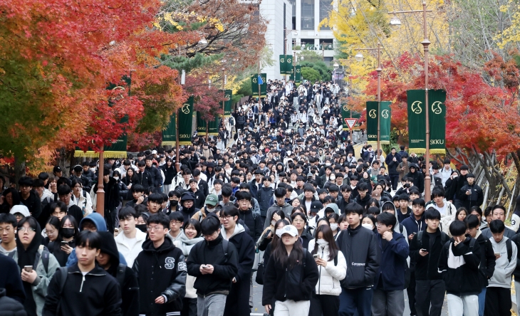 17일 서울 종로구 성균관대에서 열린 2025학년도 수시모집 논술시험에 응시한 수험생들이 시험을 마친 뒤 고사장을 나서고 있다. 대학들은 다음달 13일까지 수시모집 합격자를 발표한다. 수험생들은 자신이 희망하는 학교의 대학수학능력시험(수능) 영역별 반영 비율 및 수시전형 결과 등을 참고해 같은 달 27일까지 최종 지원 대학에 등록해야 한다. 홍윤기 기자