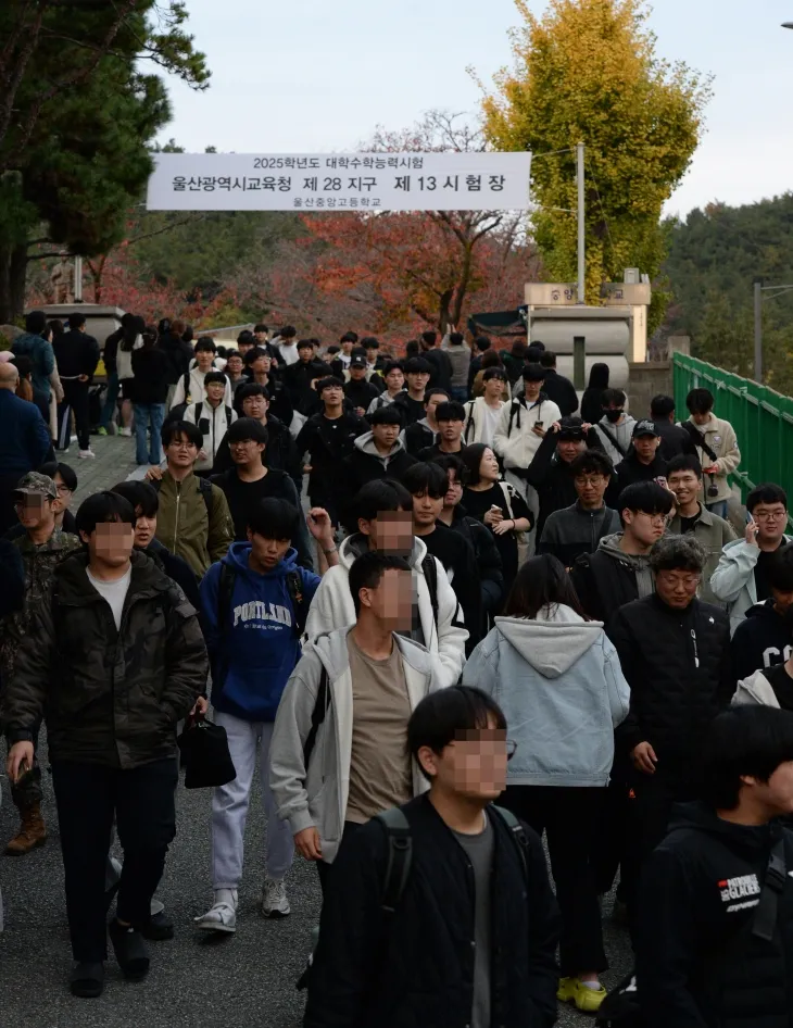 지난 14일 대학수학능력시험을 끝내고 고사장을 나서는 수험생들. 기사와 관련 없음.