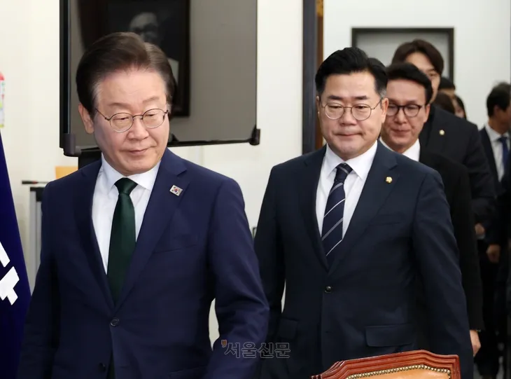 이재명 더불어민주당 대표가 18일 국회에서 열린 최고위원회의에 참석하고 있다.  안주영 전문기자