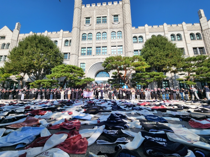 동덕여대의 남녀 공학 전환 추진 논의에 반발한 학생들이 지난 12일 본관 앞에서 열린 기자회견에서 손팻말을 들고 있다. 2024.11.12 연합뉴스