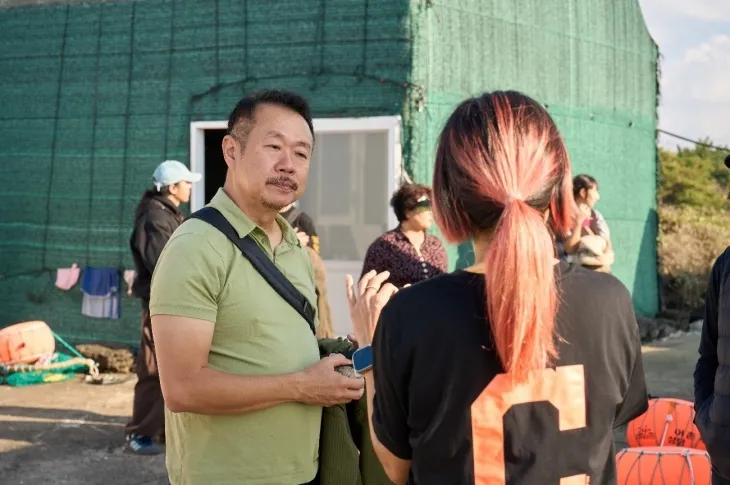 제임스 시트의 해녀 리서치 모습. 제주비엔날레 사무국 제공